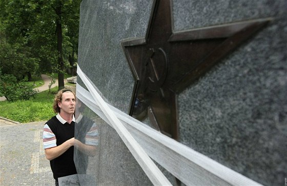 Památník Rudoarmjc v brnnském Králov Poli ´by mly opustit komunistické symbolu srpu a kladiva