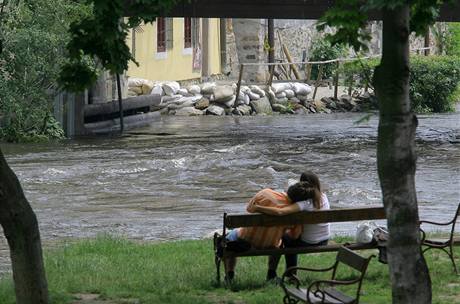 Vysok stav vody na Vltav v eskm Krumlov. Na nkterch mstech jsou pipraveny pytle s pskem. (29. ervna 2009)