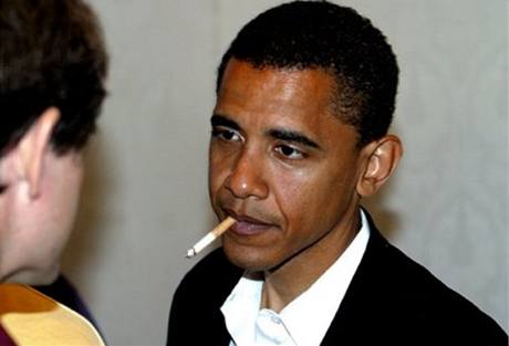 Fotografie Obamy s cigaretou, kter koluje po internetu. Jde o fotomont 