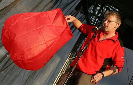 Na Festivalu politick psn 2009 probhla i instrukt k vyputn balonu se pnm. Jejich hromadn vyputn by se mlo uskutenit pi sokolovskch ohostrojch. (20. 6. 2009)