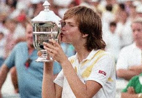 Hana Mandlkov s trofej pro vtzku US Open 1985