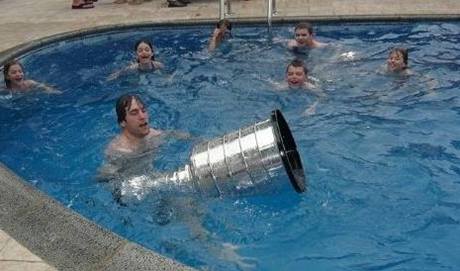Pittsburský útoník Eric Godard se Stanley Cupem v bazénu