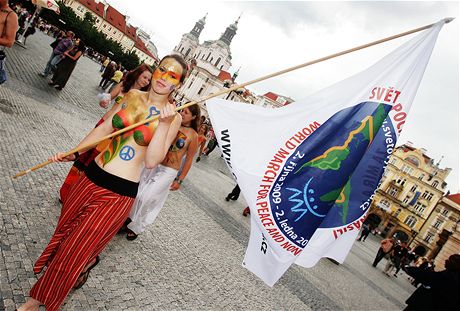 Z akce Prsa za mr, kterou se v Praze konala jako soust Svtovho pochodu za mr a nensil (21. ervna 2009)