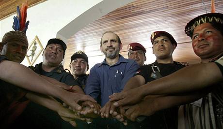 Perunsk premir Yehude Simon si v Lim podal ruce se zstupci pvodnch obyvatel Amazonie (16. ervna)