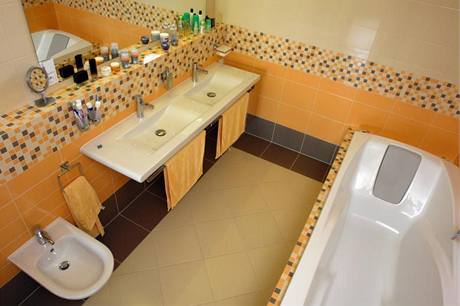 Do koupelny si majitel vybrali elegantn ploch dvojumyvadlo Laufen a akryltovou vanu Ravak