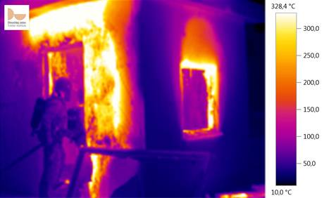 Záběr termovizí na hořící dřevostavbu