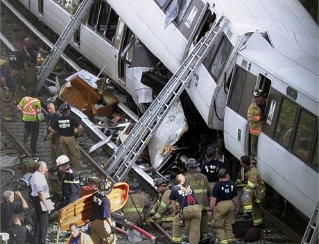 Ve Washingtonu se srazily dv soupravy metra (23. ervna 2009)