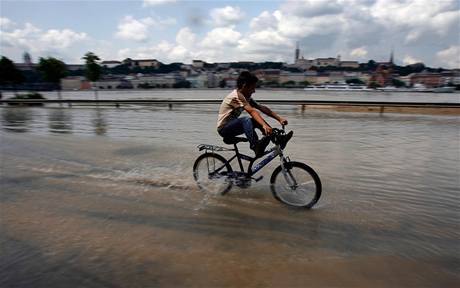 Dunaj se vylil z beh i v maarsk metropoli Budapeti (29.ervna 2009)