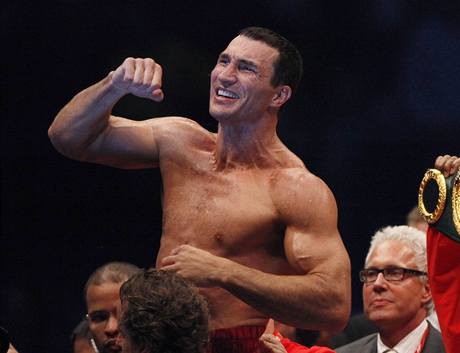 Ukrajinsk boxer Vladimir Kliko se raduje z titulu profesionlnho mistra svta v tk vze.