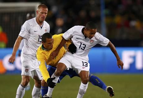 Brazlie- USA, souboj mezi americkm fotbalistou Ricardem Clarkem (vpravo) a brazilskm hrem Luisem Fabianem