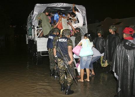 Prvn hurikn leton sezny Andrs zeslbl u pobe Mexika na tropickou boui - zatopen tvr v Acapulku. (24. ervna 2009)