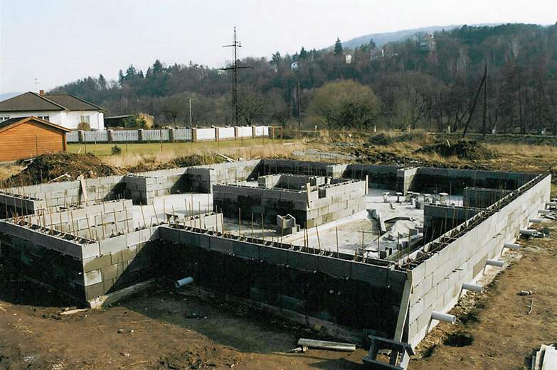 Zaplavovací otvory pomáhají rychlému odtoku vody