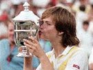 Hana Mandlíková s trofejí pro vítzku US Open 1985