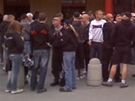Asi 150 extremist se selo v Brn ped bohunickým supermarketem. Odtam se vydali k vazební vznici, kde protestovali proti obvinní pti neonacist.