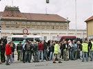 Piblin 150 extremist se selo v brnnských Bohunicích u vazební vznice, aby protestovali proti policejní razii, pi ní bylo zateno deset neonacist.