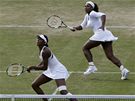 Venus (vlevo) a Serena Williamsovy