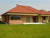Na fasád� se jasn� projevuje p�íklon p�írodnímu stylu v moderním pojetí
