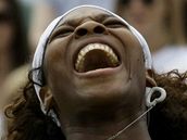 Serena Williamsov se raduje z vhry ve tetm kole Wimbledonu
