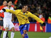 Brazlie- USA, brazilsk fotbalista Luis Fabiano se raduje z glu