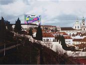 Jedním z vystavených návrh� je i studie s ob�í televizí místo chrámu.