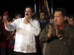Pu v Hondurasu. Manuel Zelaya s venezuelskm prezidentem Chvezem (28. ervna 2009)