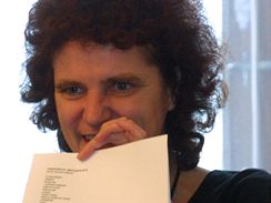 Spisovatelka Alena Zemankov v prosinci 2001 jako porotkyn 11. ronku soute Literrn umava ukazuje bse Vladislava Hebka, kter tehdy zskal tet cenu. 