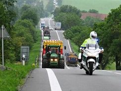 Protestujc zemdlci na silnici I/43 ze Svitav do Brna