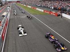 Start Velk ceny Velk Britnie, v ele Sebastian Vettel na Red Bullu