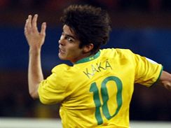 Braz�lie - It�lie: vlevo itelsk� obr�nce Fabio Cannavaro, vpravo brazilsk� �to�n�k Kak�