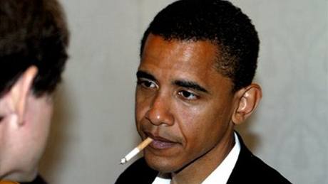 Fotografie Obamy s cigaretou, kter koluje po internetu. Jde o fotomont.