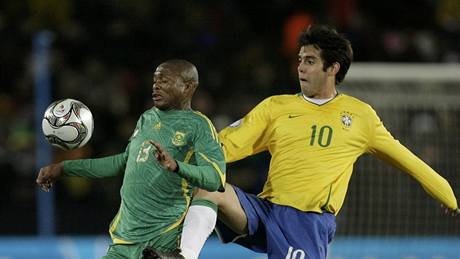 JAR - Brazílie, semifinále Poháru FIFA. Kaká (vpravo) a Kagisho Dikgacoi .