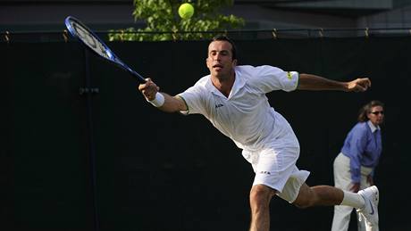 Radek tpánek v duelu druhého kola Wimbledonu proti Italovi Staracemu.