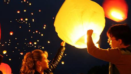 Pokus o rekord ve vyputní 730 horkovzduných balon-lampion v Sokolov (27. 6. 2009)