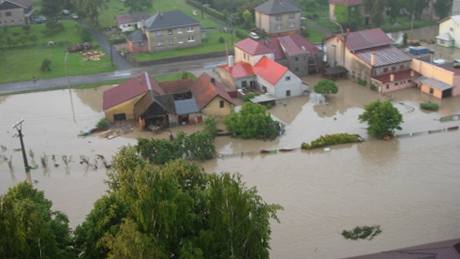 Povodn na Novojiínsku z vrtulníku záchranné sluby. (25.6.2009)