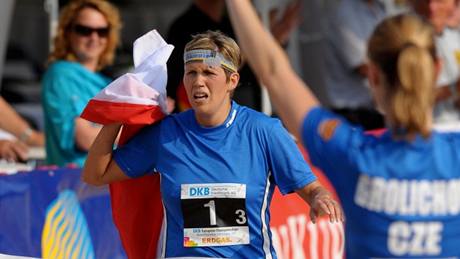 Sylvie erná probíhá vítzn cílem tafetového závodu na ME 2009