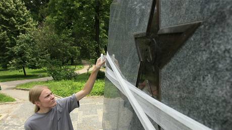 Studenti pekryli na památníku v brnnském Králov Poli rudou hvzdu obvazem a portrétem Milady Horákové