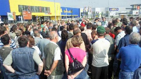 Protest zemdlc u Brna - seadit u obchodního domu Ikea