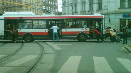 Cestující v Brn museli odtlait trolejbus