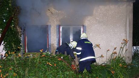 Šestapadesátiletý muž zahynul v noci na dnešek při požáru rodinného domu v Tvarožné na Brněnsku