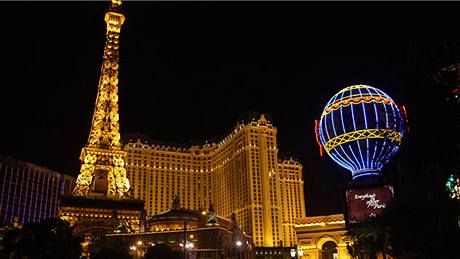 Las Vegas Boulevard vévodí zmenenina paíské Eiffelovky