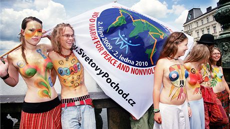 Z akce Prsa za mír, kterou se v Praze konala jako souást Svtového pochodu za mír a nenásilí (21. ervna 2009)