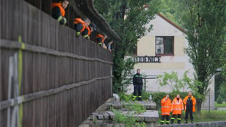 Policisté a hasii marn pátrali po vodákovi. Utonul ve Vtní na eskokrumlovsku (25. ervna 2009)