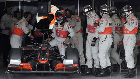 Heikki Kovalainen vystupuje z vozu McLaren