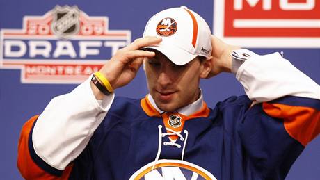 John Tavares obléká pi draftu NHL dres New Yorku Islanders.