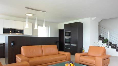 Obývací pokoj s italskou sedací soupravou z oranové ke