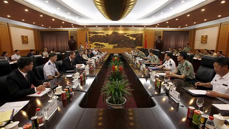 Americká a ínská delegace se v Pekingu pipravují na vojenská jednání