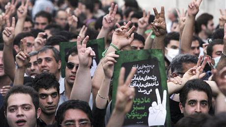 Demonstranti kráejí k meit Ghoba na severu Teheránu (28. ervna 2009)