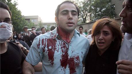 Nkteí írántí pracovníci britského velvyslanectví pjdou ped soud kvli údajnému podílu na demonstracích.