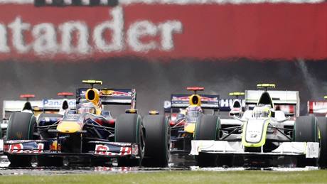 Start Velké ceny Velké Británie, vlevo Sebastian Vettel na Red Bullu, vpravo Rubens Barrichello z Brawn GP