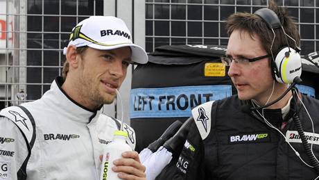 Jenson Button (vlevo) po Velké cen Británie